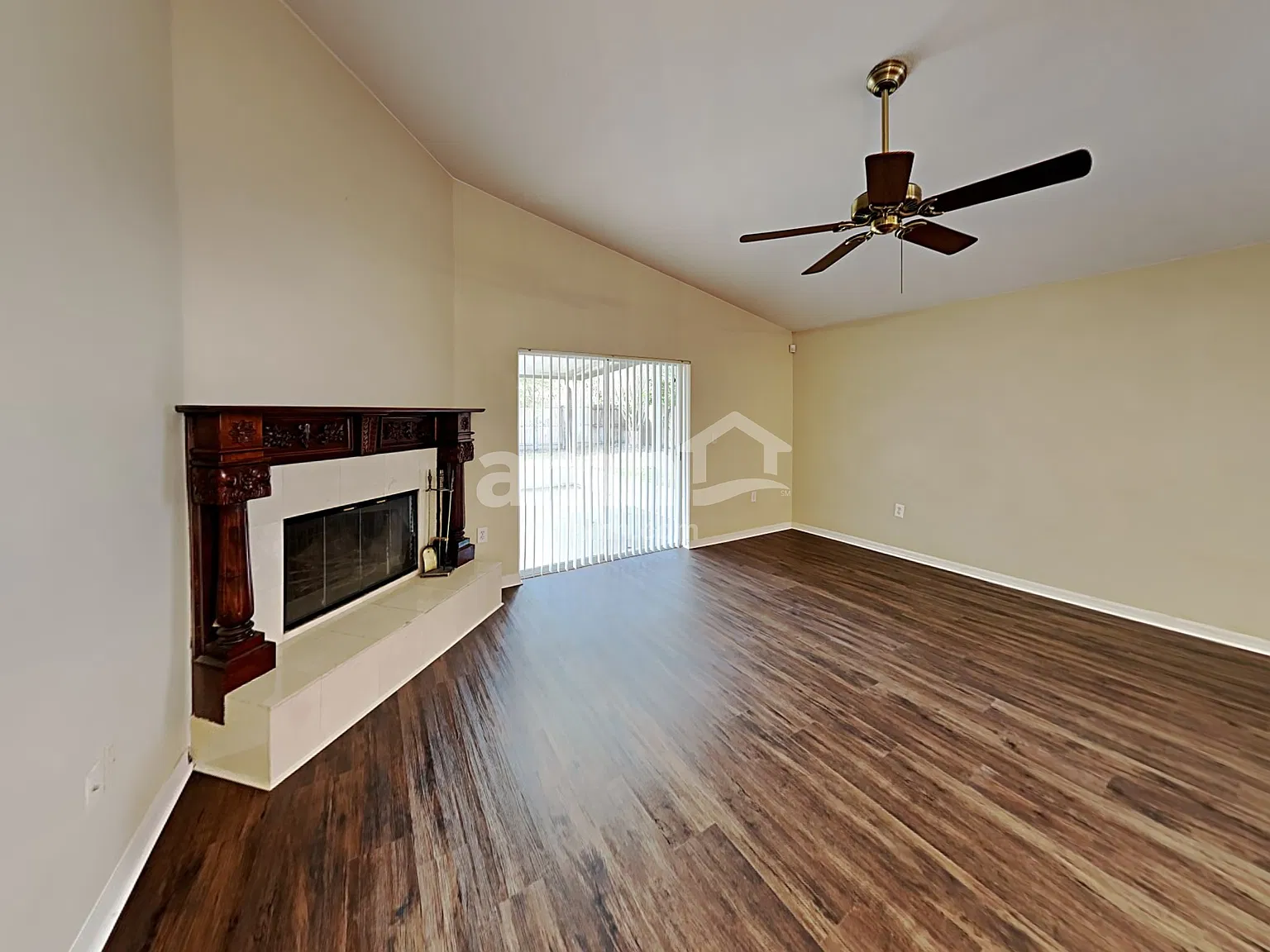 3 bed, 2.0 bath, 1394 sqft, $2,255 — Photo 4