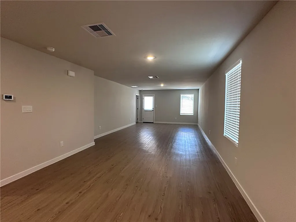 3 bed, 2.0 bath, 1275 sqft, $2,000 — Photo 3