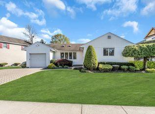 20 Doone Dr, Syosset, NY 11791