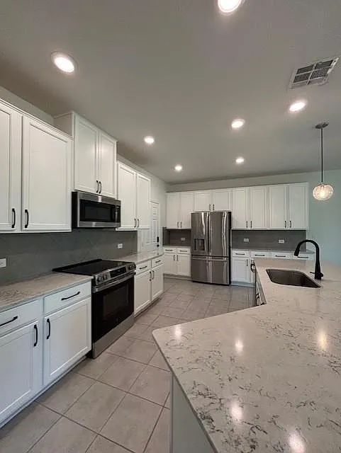 4 bed, 2.5 bath, 2881 sqft, $2,850 — Photo 3