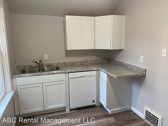 3rd image of 630 1/2 Chicago Ave