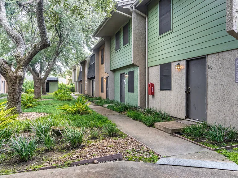 Sunset Grove Apartments — Photo 8
