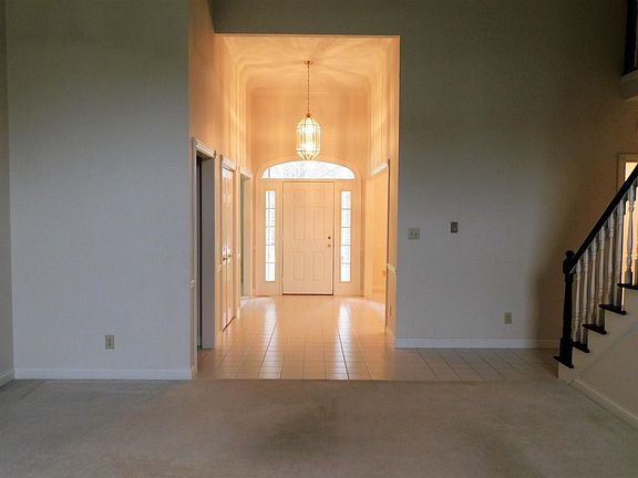 3rd image of 2807 S Dale Ct