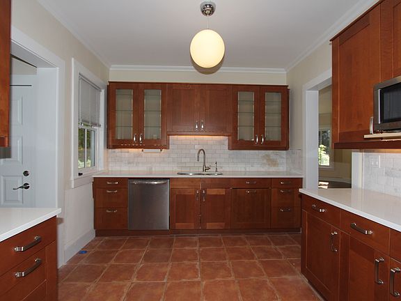 4th image of 278 Wood St
