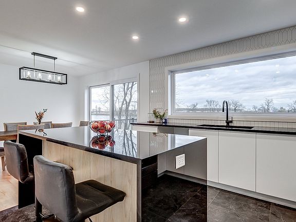 5th image of 2100 Rue Richelieu Point