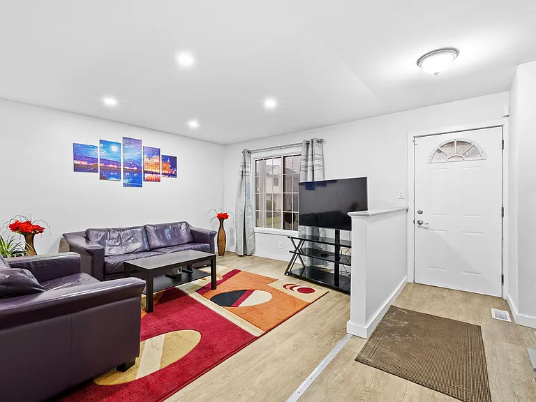 422 Gainsborough Ct #422 — Photo 4