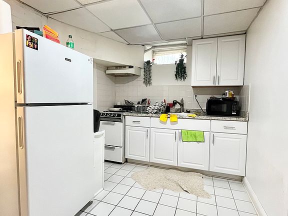 2nd image of 35 Parsons St