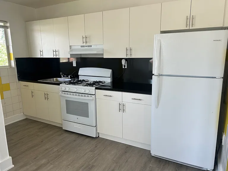 1201 SW 4th St #5 — Photo 3