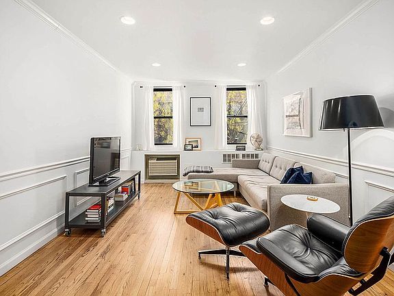 5th image of 213 E 77th St #4C