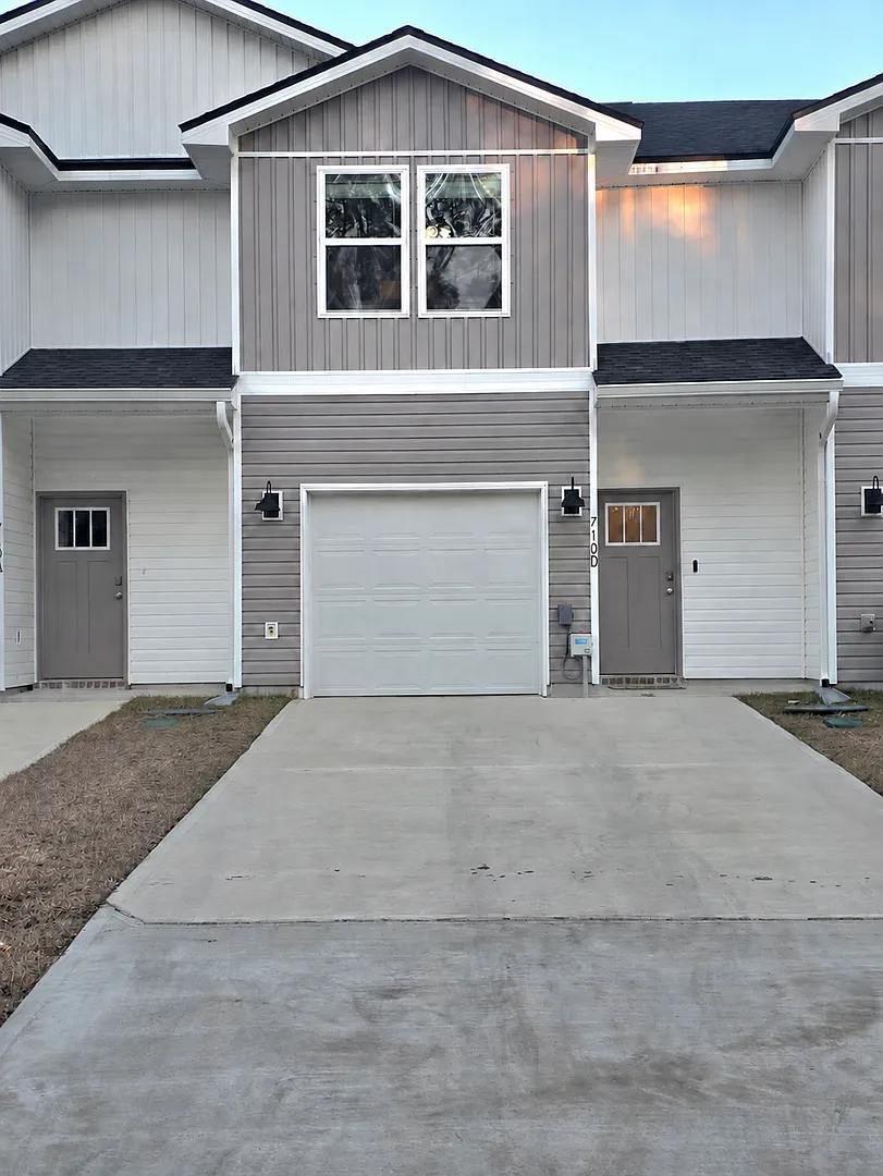 3/2.5 townhouse near NAS - new and convenient! — Photo 1