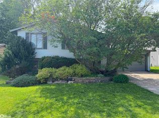 1009 S 15th St, Clear Lake, IA 50428