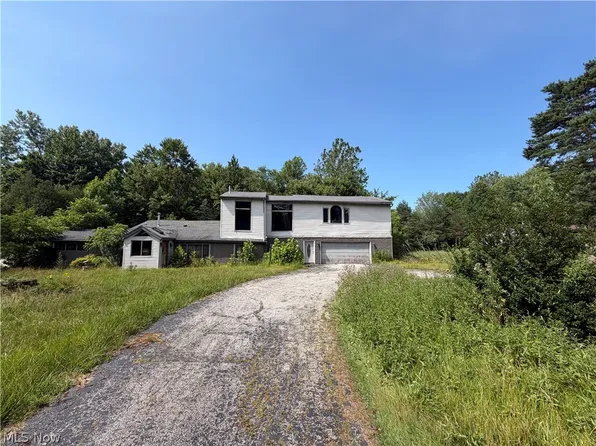 8590 Beacon Hill Dr, Chagrin Falls, OH 44023