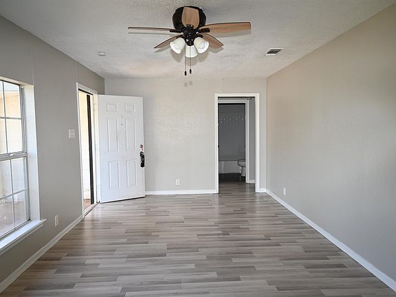4th image of 611 Fort Worth St