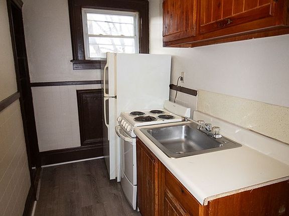2nd image of 302 Pleasant St #5