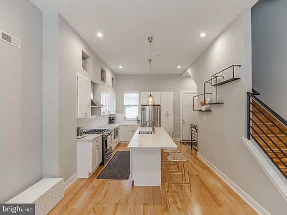 3rd image of 129 W Allen St