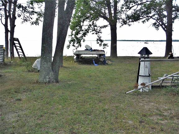 5th image of 256 W Houghton Lake Dr
