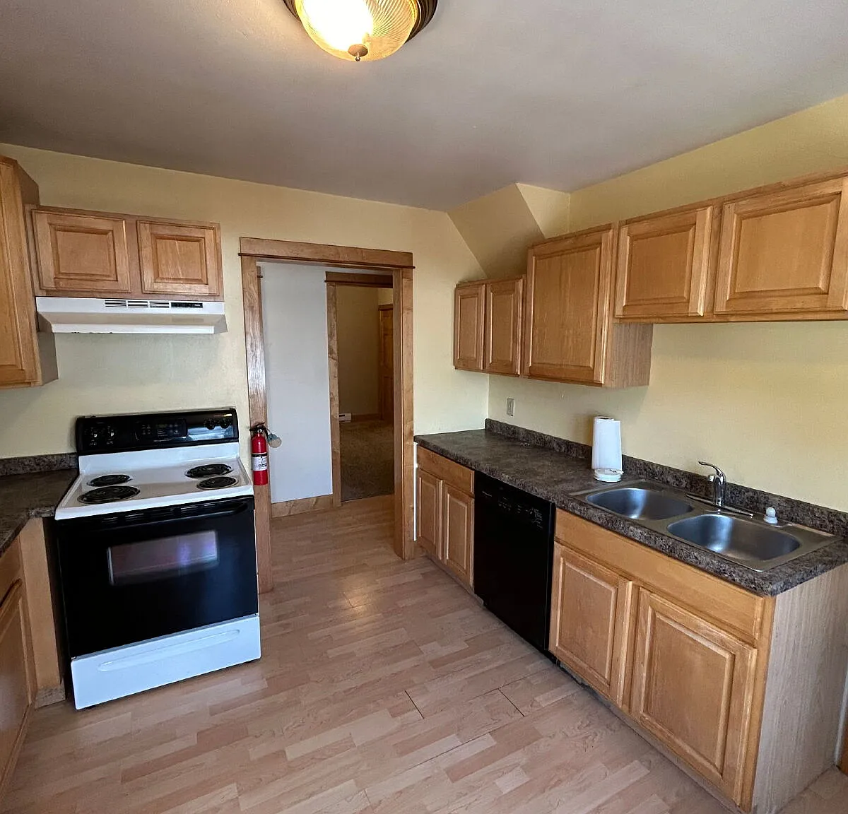 3 bed, 1.0 bath, 1020 sqft, $460 — Photo 4