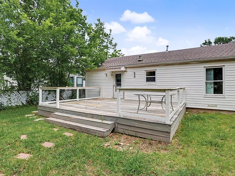 1112 N Lockhart St — Photo 14