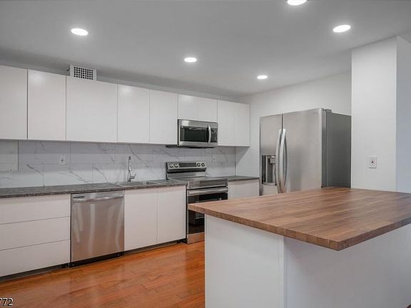5th image of 1 Claridge Dr APT 122