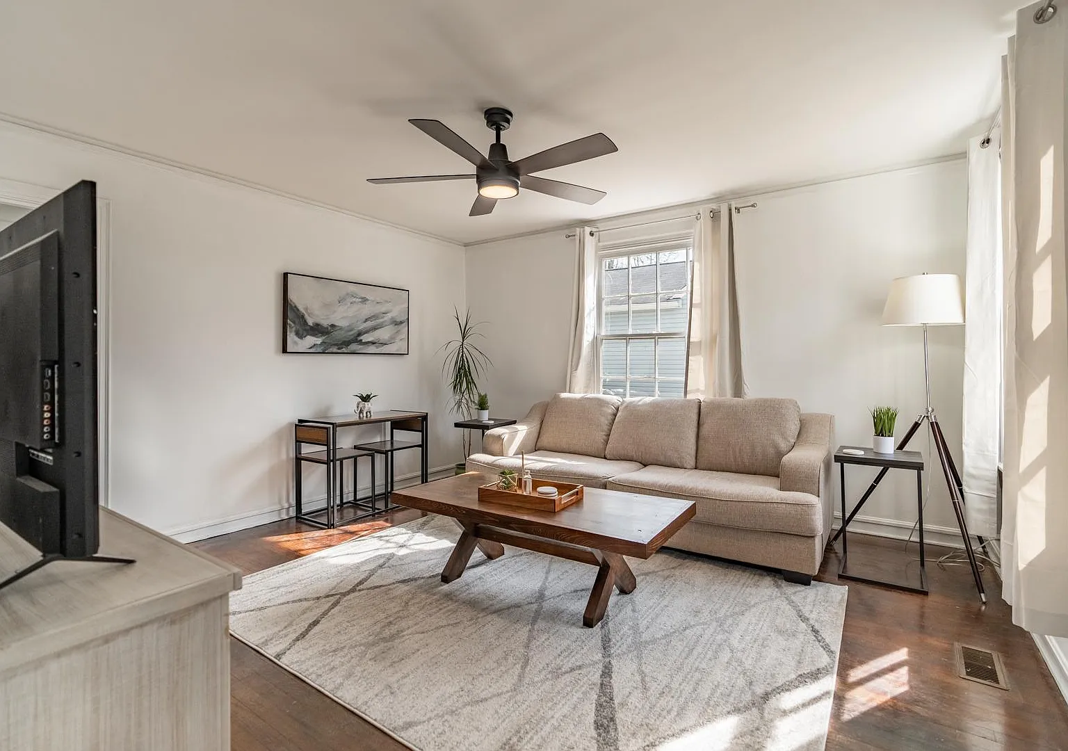 3 bed, 934 sqft, $2,300 — Photo 2