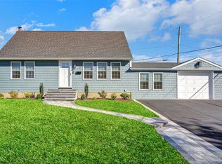 2 Rose Dr, Massapequa, NY 11758