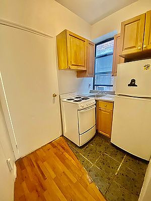 5th image of 447 W 37th St APT 3FW