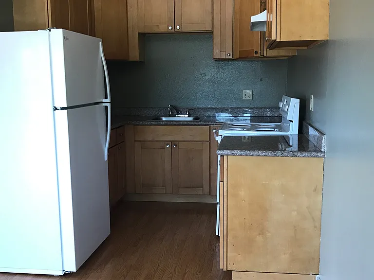 601 E 7th St #201 — Photo 2