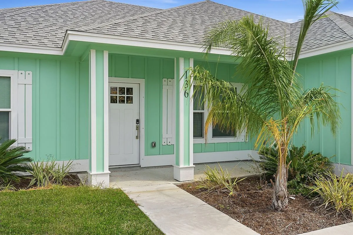 3 bed, 2.0 bath, 1330 sqft, $2,600 — Photo 2