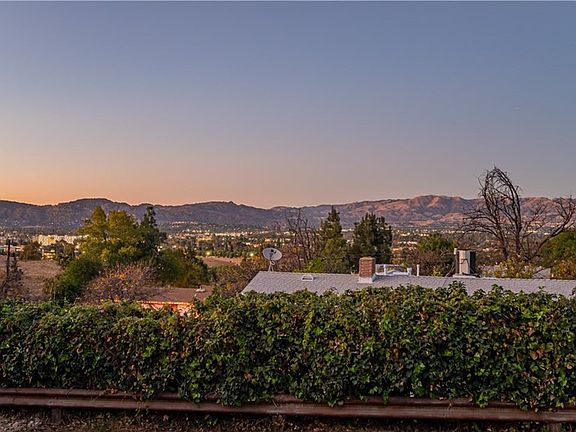 3rd image of 20601 Oxnard St
