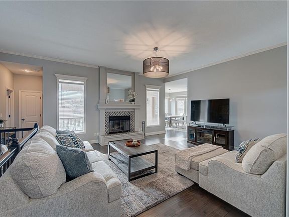 5th image of 1709 NE Woodview Cir