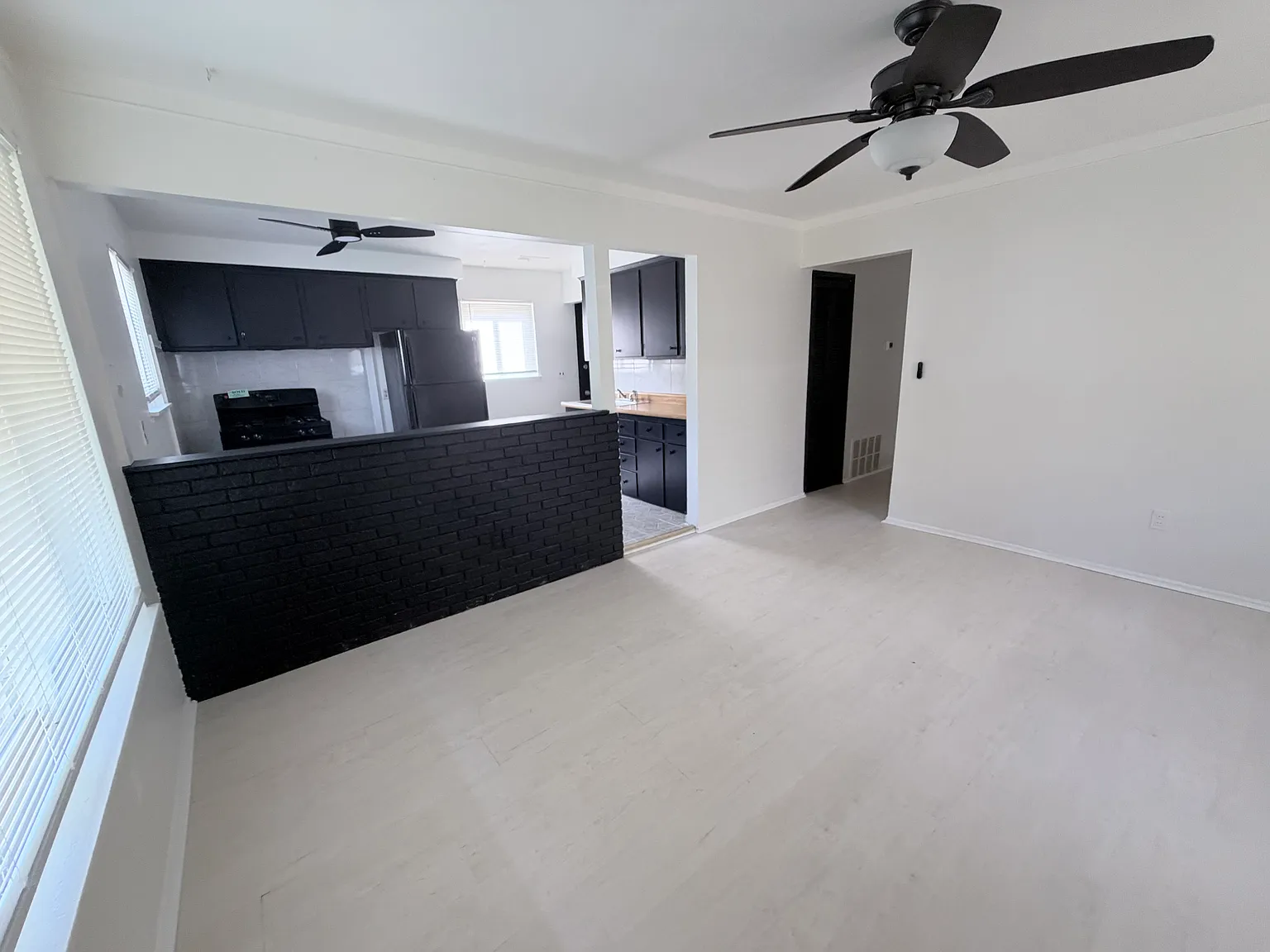 3 bed, 918 sqft, $1,250 — Photo 2