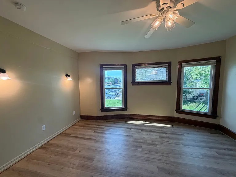 611 Kellogg Ave — Photo 2