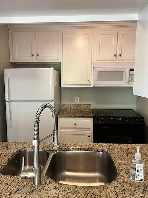 246 Lawrence St — Photo 4