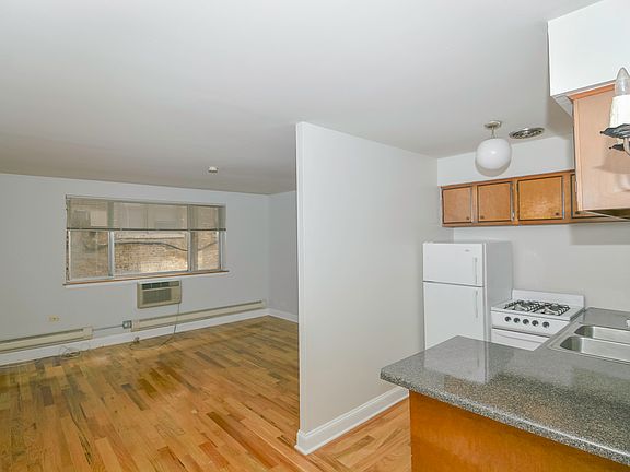 5th image of 660 W Wrightwood Ave APT 209