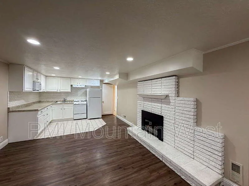 2 bed, 1.0 bath, 950 sqft, $1,295 — Photo 2