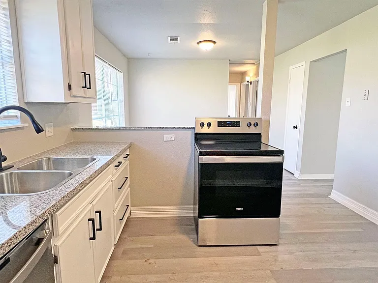 224 Stuart St — Photo 11