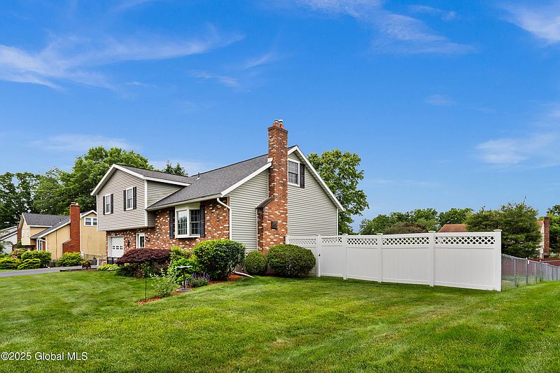 3rd image of 11 Vista Drive