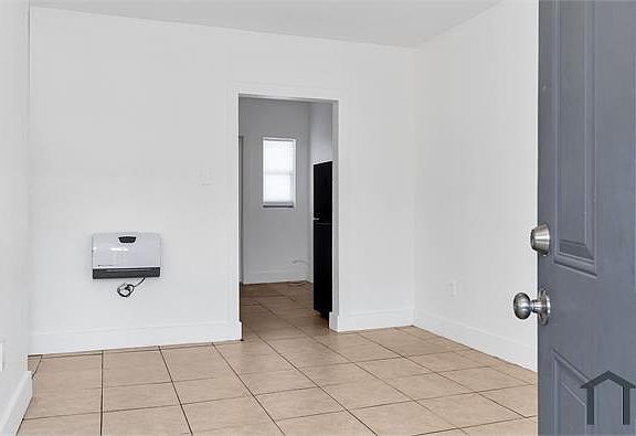 3rd image of 2050 Lincoln Ave #2