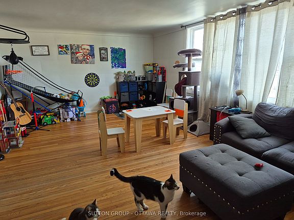 2nd image of 137 Beckwith St N