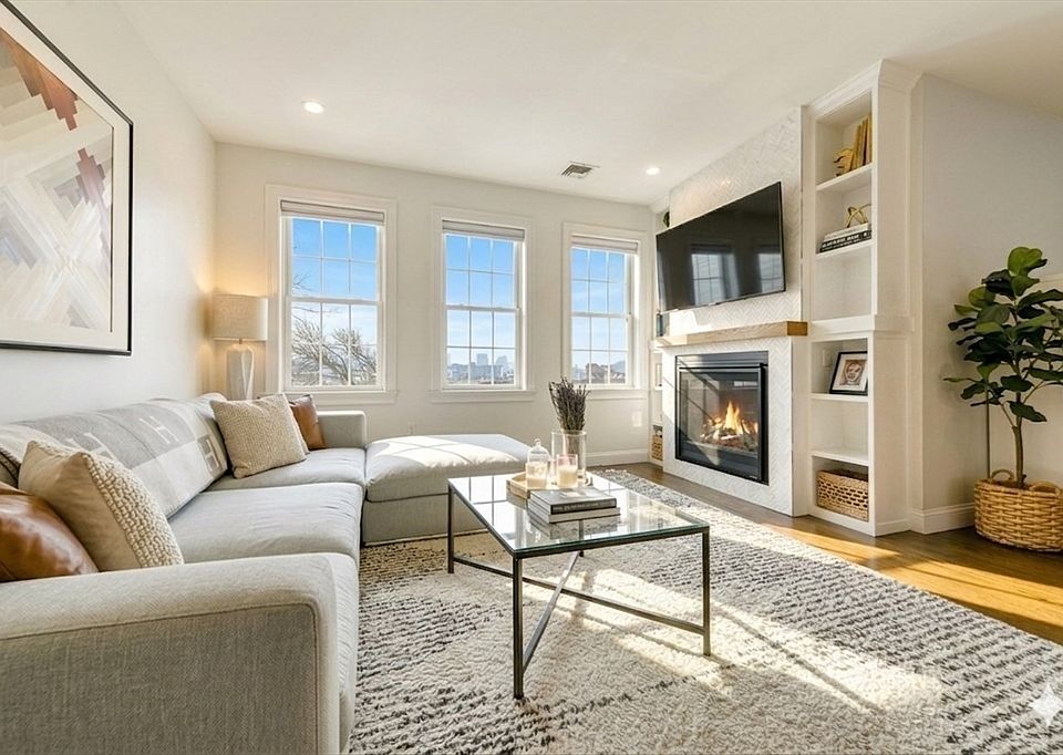 1st image of 27 Suffolk St #2