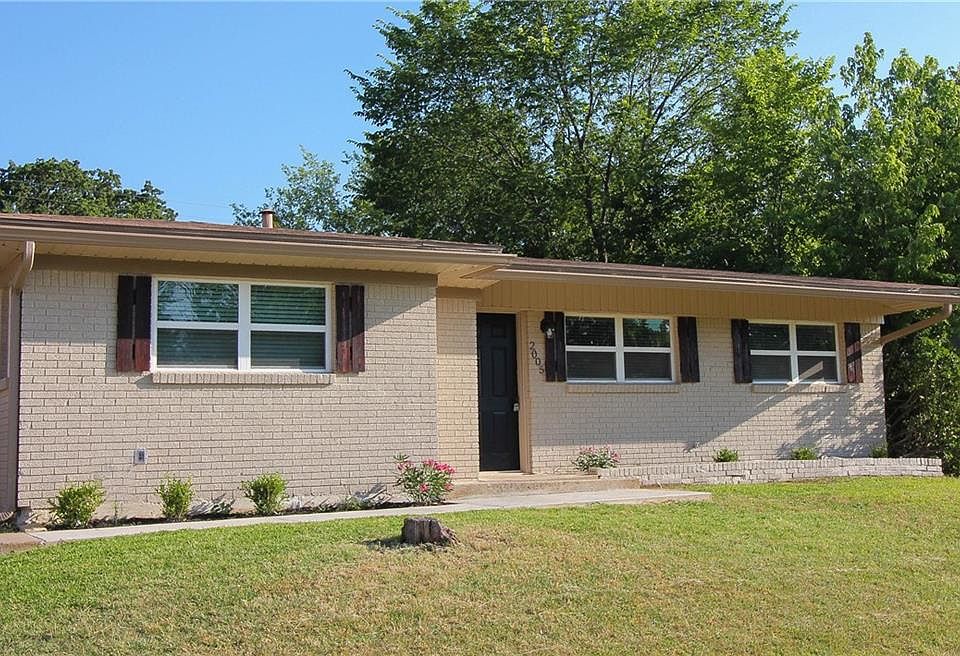 2nd image of 2005 Grandview Dr