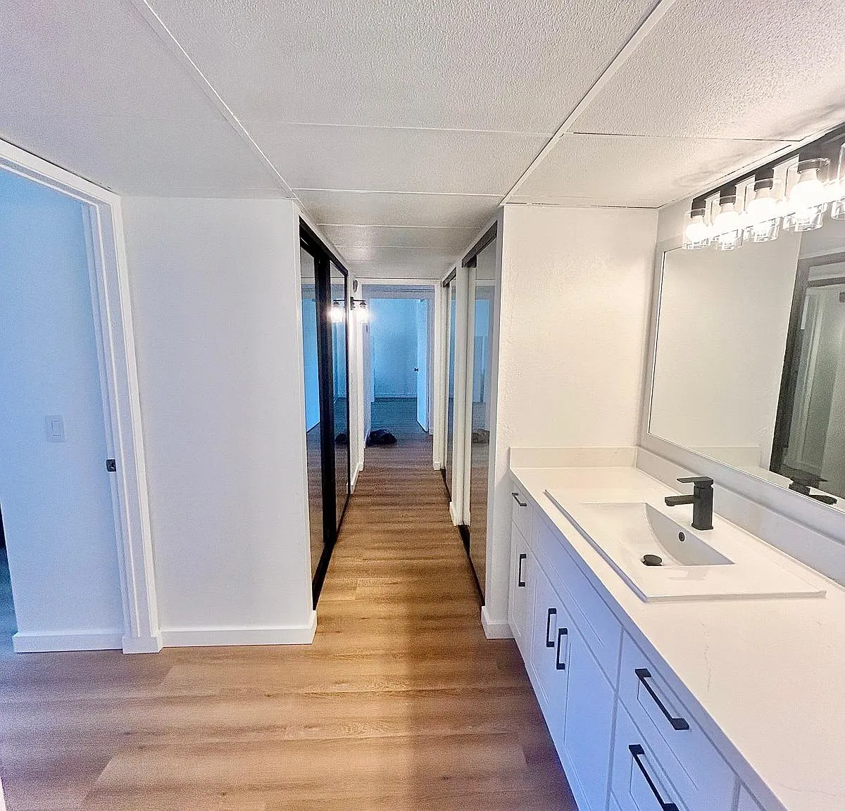 2 bed, 893 sqft, $3,000 — Photo 4