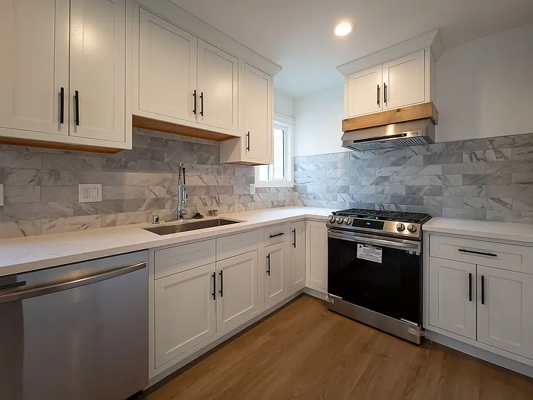 Newly Renovated 4BR Lamanda Park Units! — Photo 9