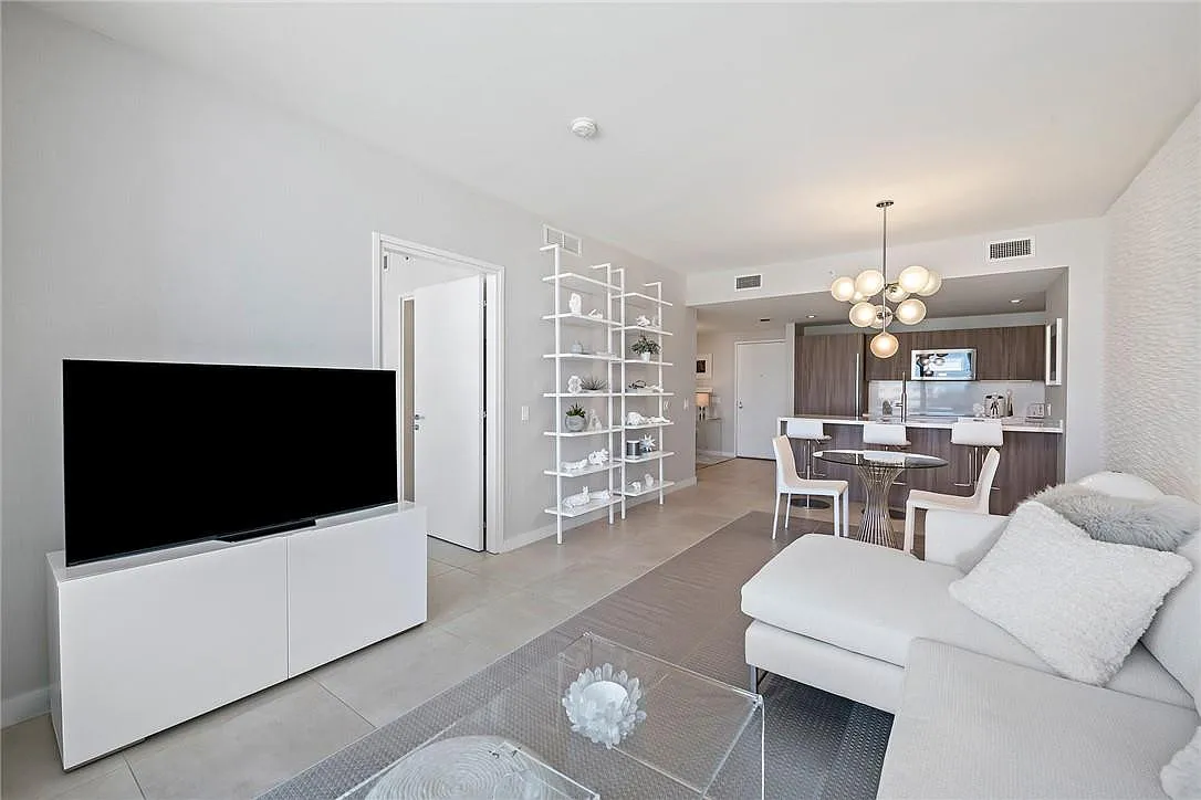1 bed, 1.0 bath, 844 sqft, $4,500 — Photo 3