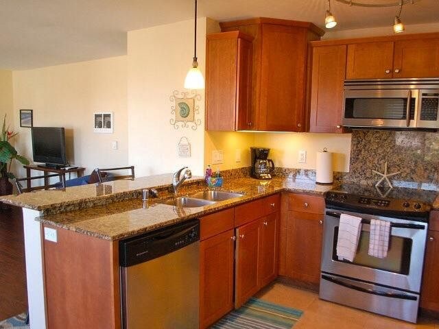 Beautiful Kitchen with Toaster,Blender,Tea kettle and everything else you will need to prepare a wonderful meal