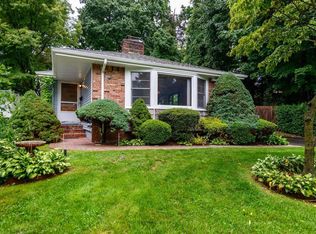 37 Cedar Ave, Locust Valley, NY 11560