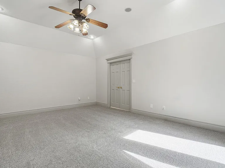 3102 NE Heritage Dr — Photo 14
