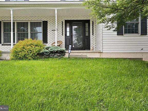 3rd image of 18 Willow Way Dr
