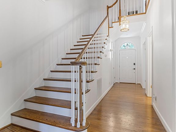 3rd image of 110 Kilkenney Ct