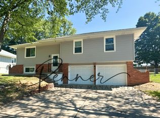 2707 S Coachman Dr, Independence, MO 64055